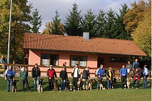 Vereinsheim mit Hundeführer